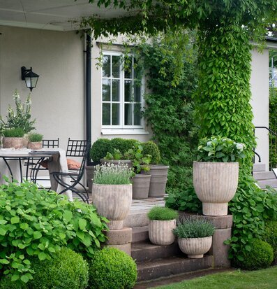 Bild av idyllisk trädgårdsmiljö med charmig uteplats