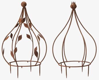 Bild av två rostiga växtstöd med kronformad design