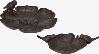 Bild av dekorativa och praktiska fågelbad i trädgården