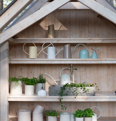 Foto av harmonisk hylla i växthus med trädgårdsprodukter
