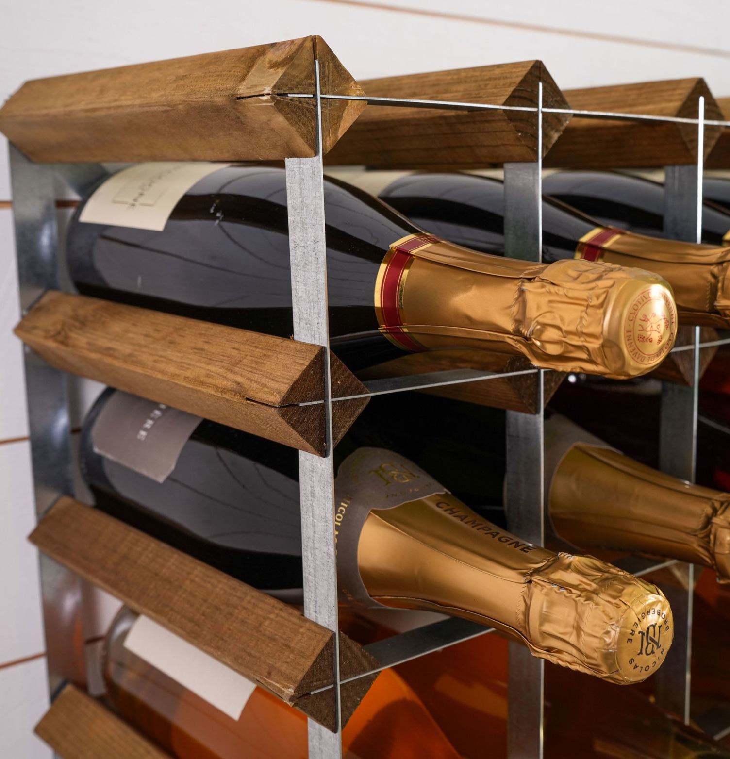 Bild av vinställ i ljus ek för 15 flaskor, rustik design