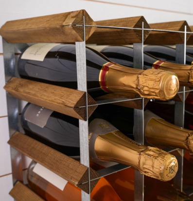 Bild av vinställ i ljus ek för 15 flaskor, rustik design