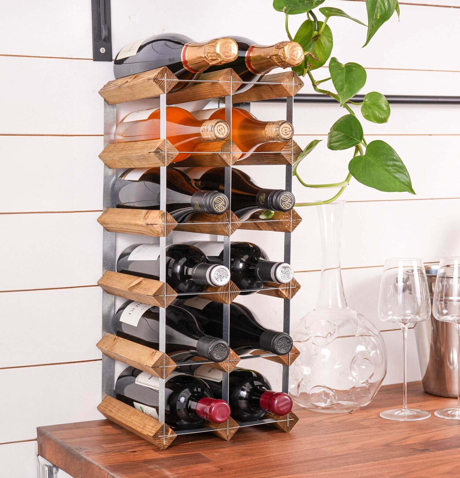 Bild av stilrent vinställ i ljus ek för 15 flaskor