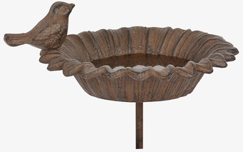 Bild av ett antikbrunt fågelbad med dekorativ design