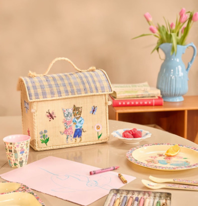 Bild av en lekfull och kreativ scen med förvaringsväska