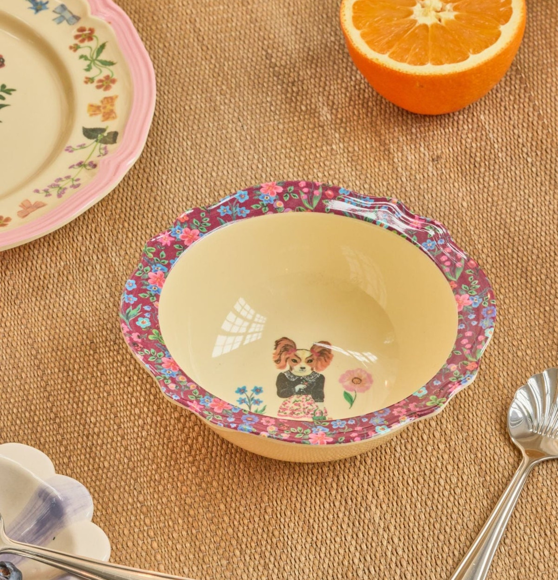 Bild av vacker vintage skål med blommig bordeauxbård