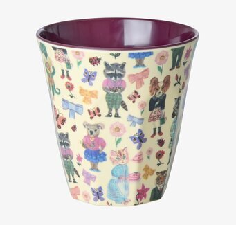 Bild av melaminmugg med livfullt och detaljrikt mönster