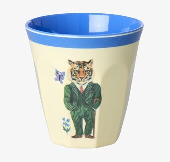 Bild av en färgglad mugg med tigermotiv och blommor
