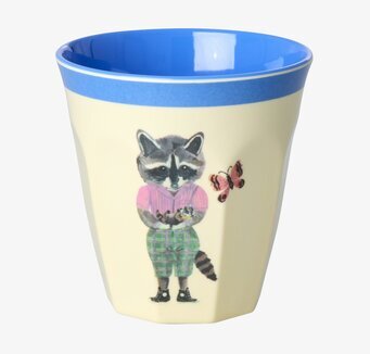 Bild av medelstor mugg med tvättbjörn och fjärilsmotiv