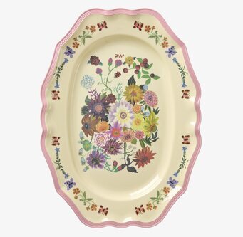 Bild av serveringsfat med pastelliga och botaniska motiv
