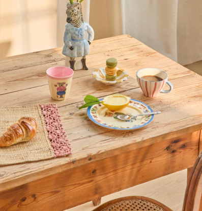 Bild av ett inbjudande frukostbord med färgglada detaljer