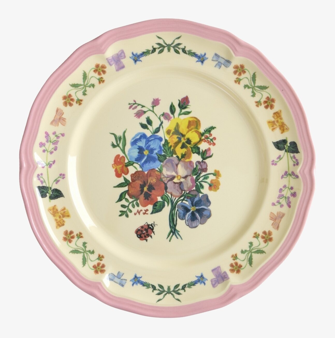 Bild av en assiett med blommotiv och vågformad kant