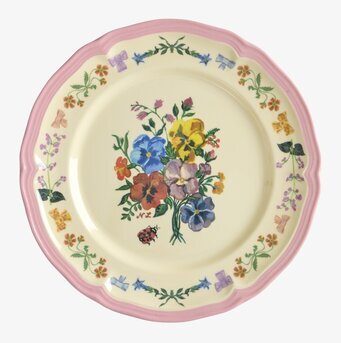 Bild av en assiett med blommotiv och vågformad kant