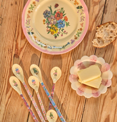 Bild av inbjudande köksmiljö med färgglada detaljer