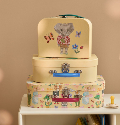 Bild av charmiga kartongväskor i ett mysigt barnrum