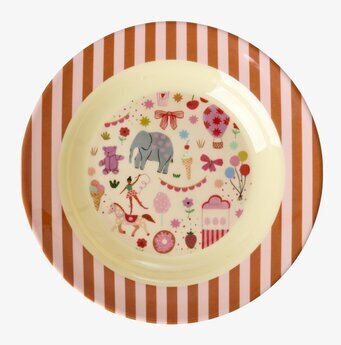 Bild av färgglad barntallrik med lekfullt tivolimotiv