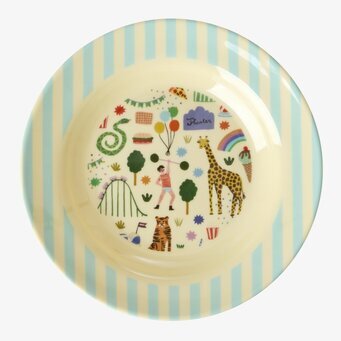 Bild av lekfull barntallrik med nöjesparkstema