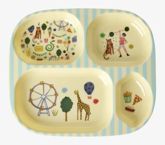 Bild av lekfull barntallrik med fyra fack och motiv