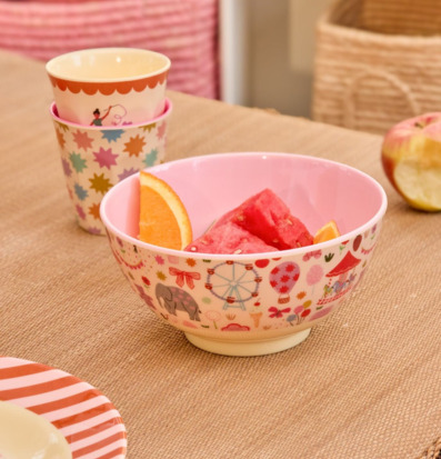 Bild av färgglad och hemtrevlig matscen med frukt