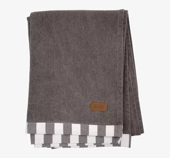 Bild av stilren pläd i grått med subtil design och komfort