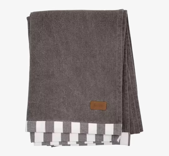 Bild av stilren pläd i grått med subtil design och komfort