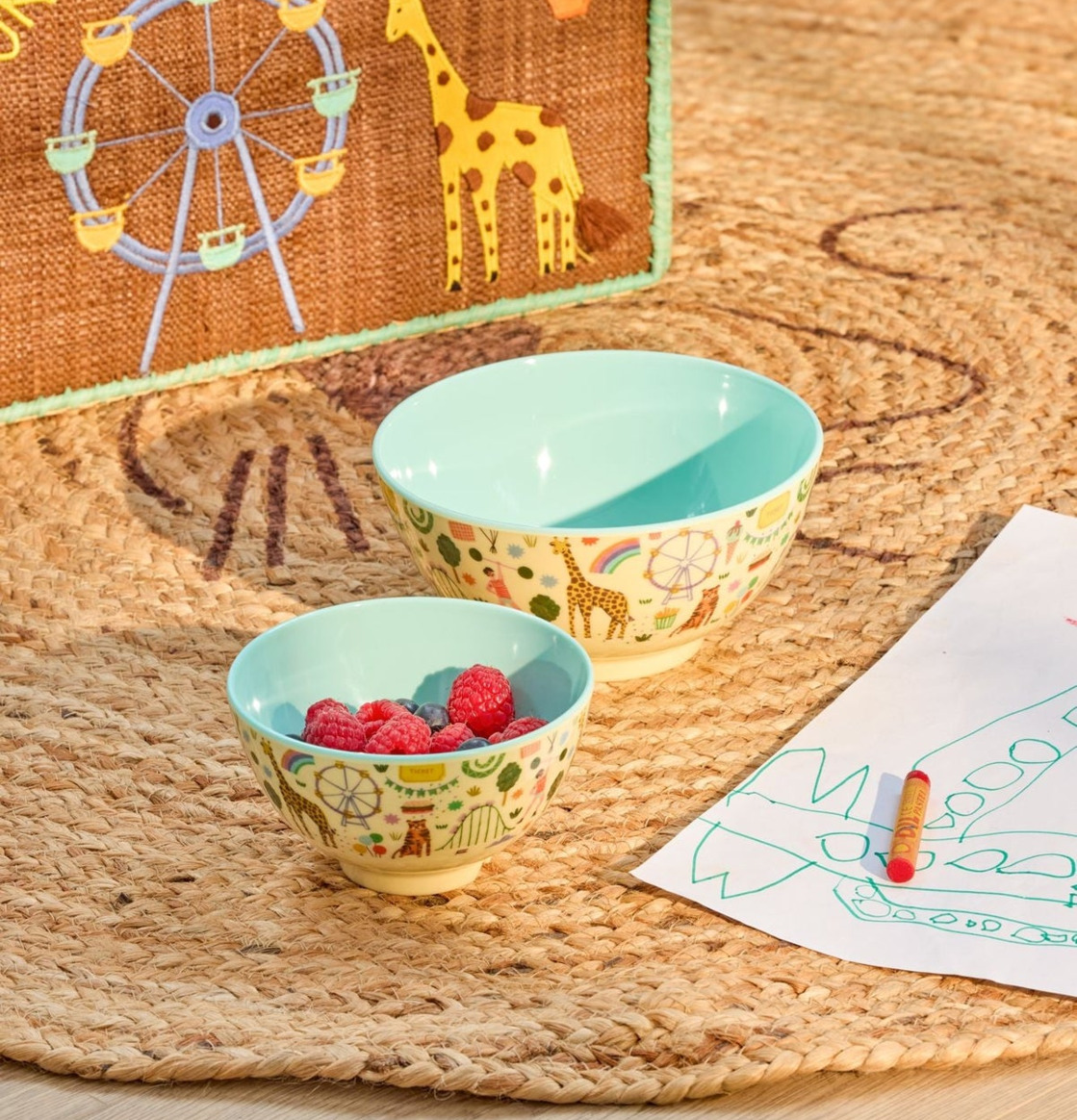 Bild av färgglada skålar med tivoli-tema och hallon