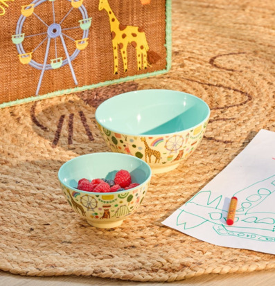 Bild av färgglada skålar med tivoli-tema och hallon