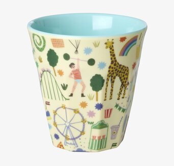 Bild av en melaminmugg med livligt nöjesparkstryck