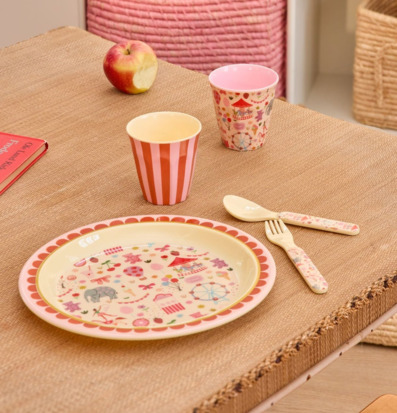 Bild av lekfullt dukat bord för barn med färgglada motiv