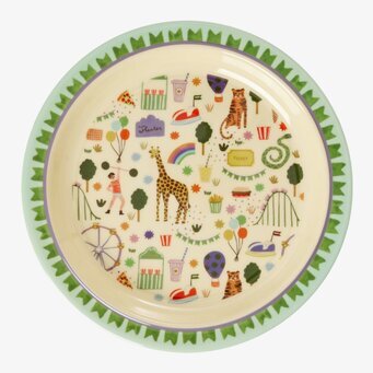 Bild av färgglad barntallrik med nöjesparksmotiv