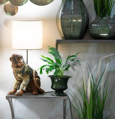 Bild av elegant och konstnärligt inrett hörn med lampa