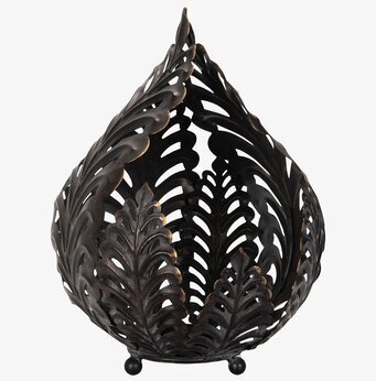 Bild av dekorativ ljuslykta med metallblad och patina