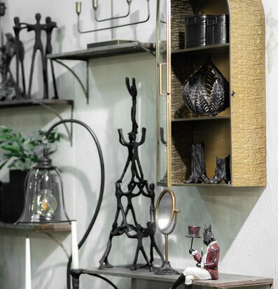 Bild av elegant inredning med unika dekorativa objekt