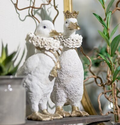 Bild av dekorativa ankor med krona och gyllene detaljer