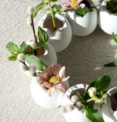 Bild av unik och kreativ dekoration med äggskalvaser