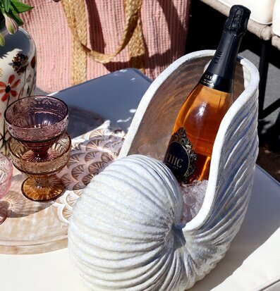 Bild av elegant bordsuppställning med somrig elegans