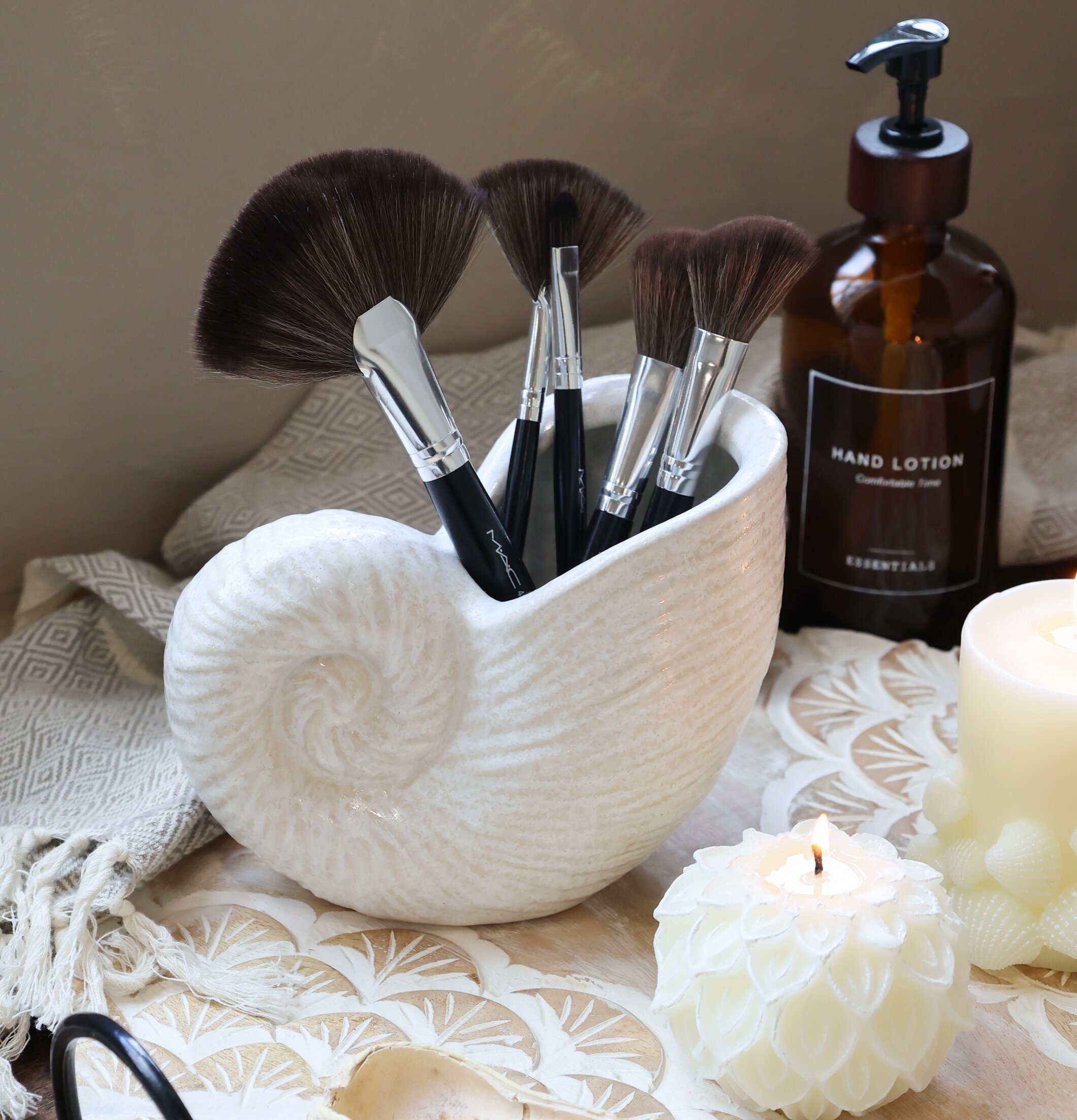 Bild av elegant inredning med vas och brinnande ljus