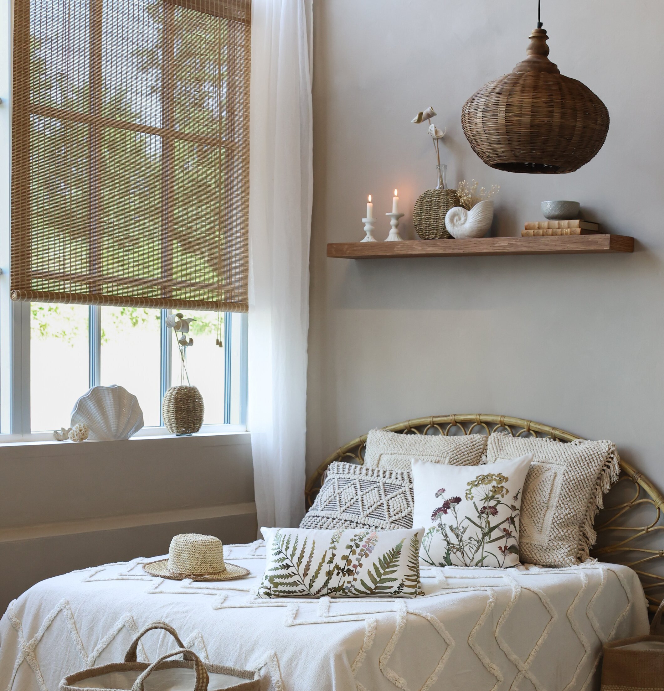 Bild av ett bohemiskt rum med jordnära toner och detaljer