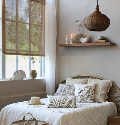 Bild av ett bohemiskt rum med jordnära toner och detaljer