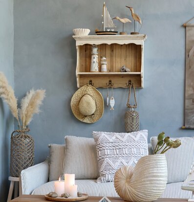 Bild av harmoniskt rum med kustnära inredningsdetaljer