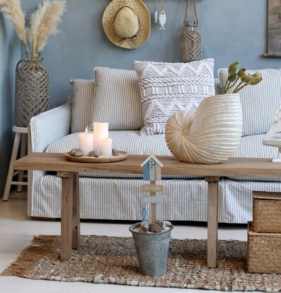 Bild av harmonisk kustnära inredning med naturdetaljer