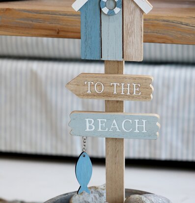 Bild av träskylt med strandtema och nautiska detaljer