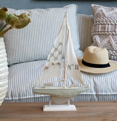 Bild av segelbåt i lantlig och harmonisk inredning