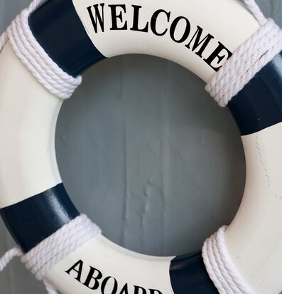 Bild av stilfull nautisk livboj med maritim design