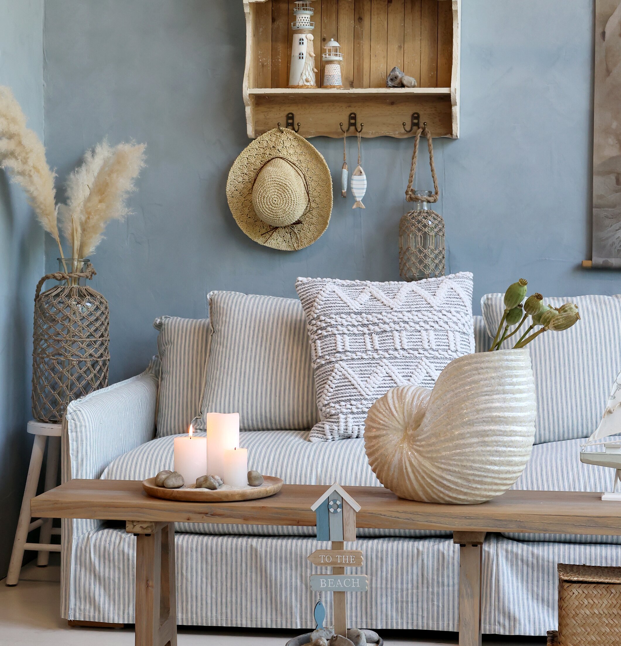 Bild av harmonisk kustinspirerad inredning i sommarstil