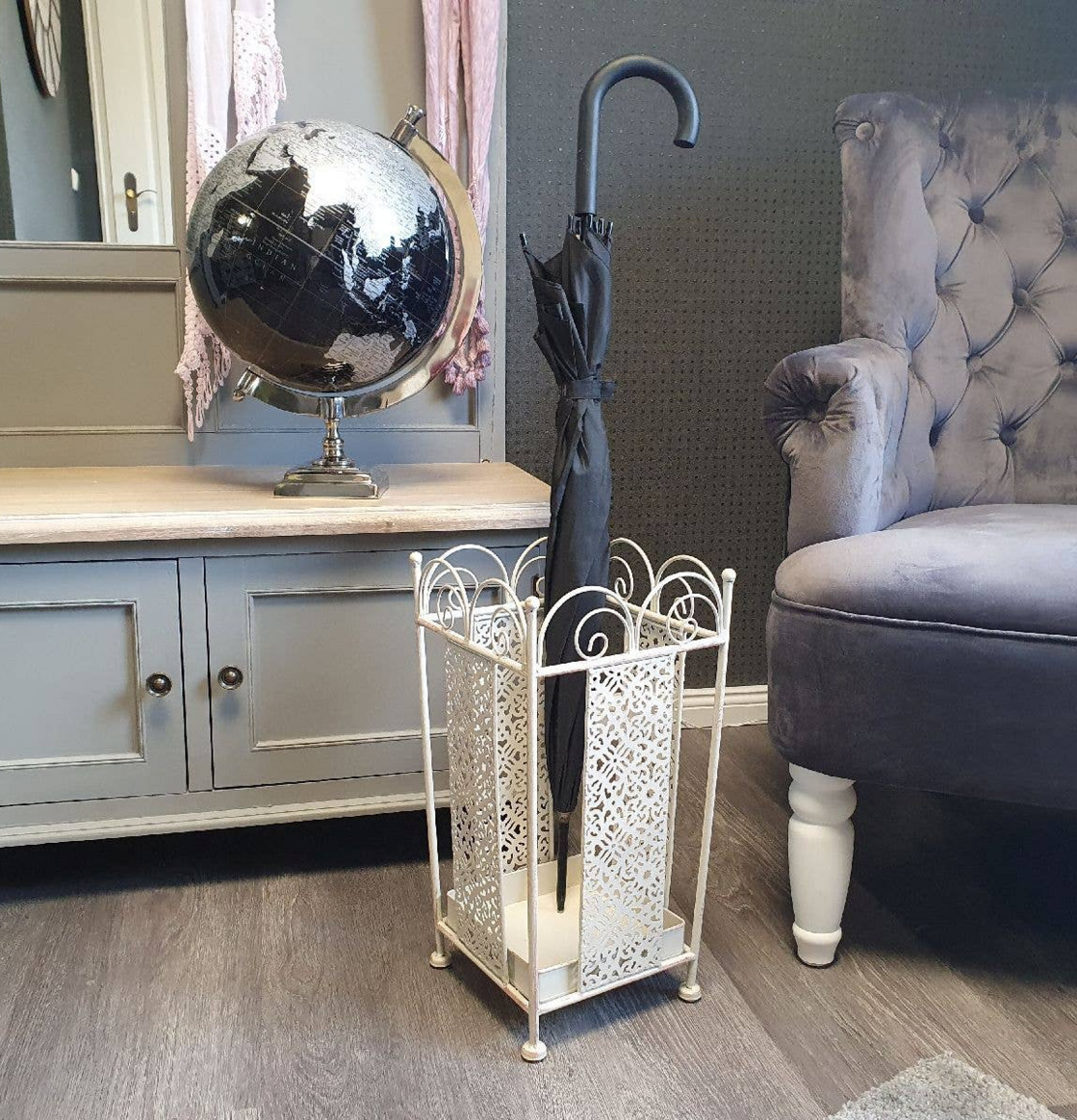 Bild av elegant inrett rum med paraplyställ i fokus