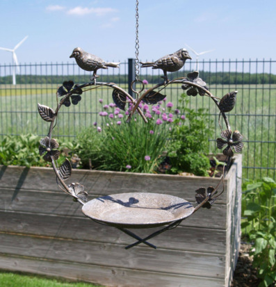 Bild av fågelbad i hjärtaformad design i naturmiljö