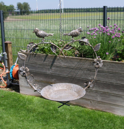 Foto av hängande fågelbad i hjärtformad metallstruktur