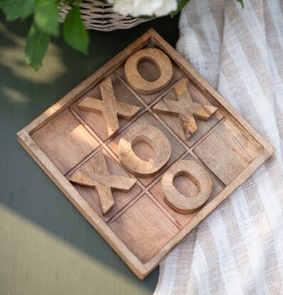 Bild av charmerande tre i rad-spel i harmonisk miljö