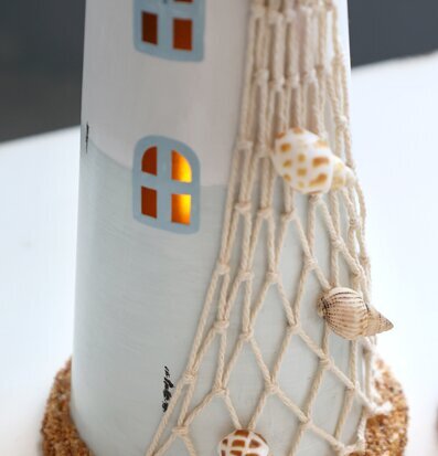 Bild av fyrtorn i maritim stil med mjukt LED-ljus